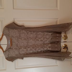 DESIGNER TEMPO PARIS GORGEOUS TOP w/ EMBROIDERED DETAILS LINED RUFFLED HEM